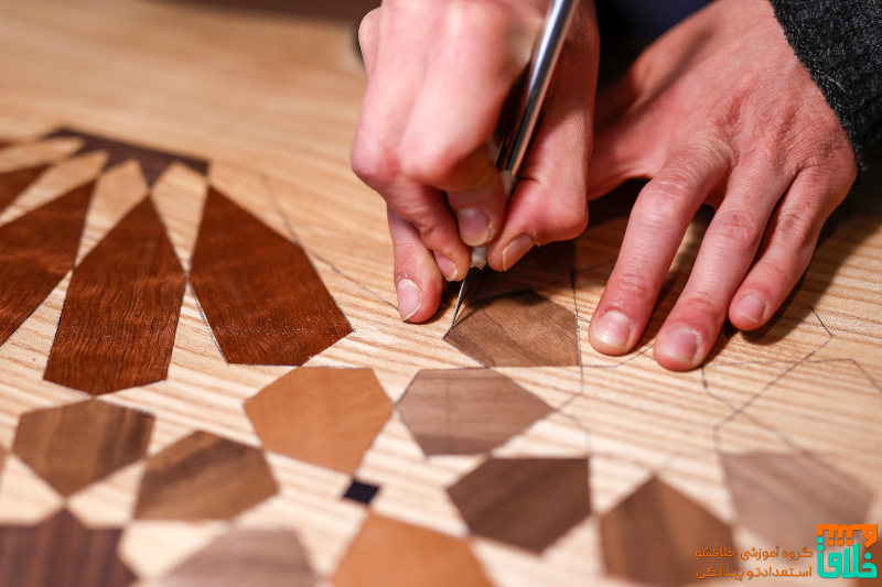 تصویر چوبی که روی پیشکار آماده دستان هنرمند توست، بسیار دلپذیر است.